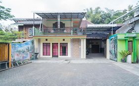 RedDoorz Syariah near Predator Fun Park Batu 2